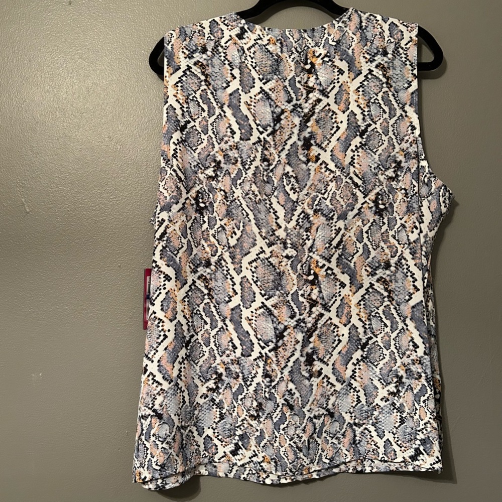 NWT Vince Camuto Sz XL Ruffle V-neck Blue Cloud Snakeskin Sleeveless Blouse Top! - Picture 9 of 9